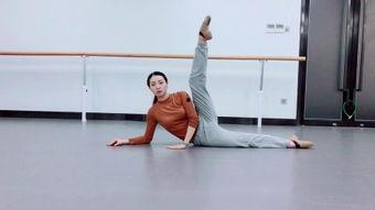 哑铃舞蹈成人热门视频,跟随热门视频轻松塑形健身