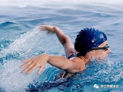 盘锦成人游泳女教练视频,成人游泳教学瞬间捕捉